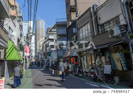 商店街の日常光景　目黒銀座二番街　東京都目黒区 74896437