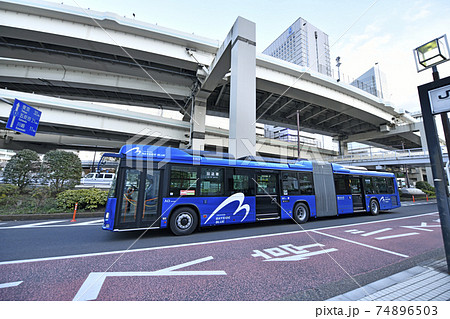 日本の横浜都市景観 横浜駅前(東口)を走る国産初の連節バス・ベイサイドブルーなどを望む 日本の横浜都市景観 横浜駅前(東口)を走る国産初の連節バス・ベイサイドブルーなどを望む 74896503