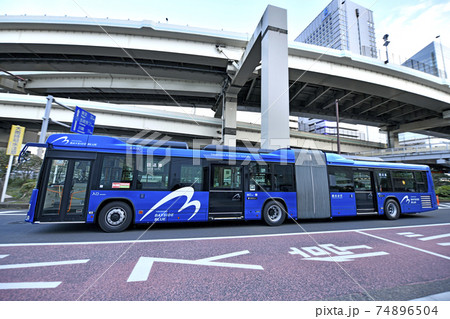 日本の横浜都市景観 横浜駅前(東口)を走る国産初の連節バス・ベイサイドブルーなどを望む 日本の横浜都市景観 横浜駅前(東口)を走る国産初の連節バス・ベイサイドブルーなどを望む 74896504