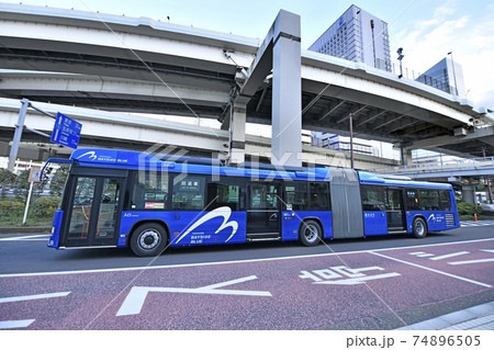 日本の横浜都市景観　横浜駅前（東口）を走る国産初の連節バス・ベイサイドブルーなどを望む 74896505