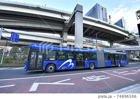 日本の横浜都市景観 横浜駅前(東口)を走る国産初の連節バス・ベイサイドブルーなどを望む 日本の横浜都市景観 横浜駅前(東口)を走る国産初の連節バス・ベイサイドブルーなどを望む 74896506