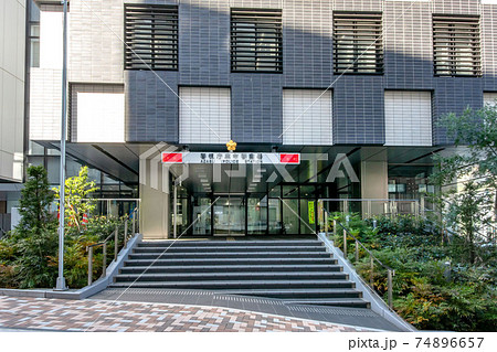 東京都港区六本木の警視庁麻布警察署正面玄関 74896657