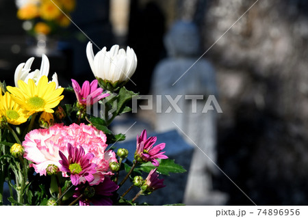 仏花とお地蔵さま 仏花とお地蔵さま 74896956