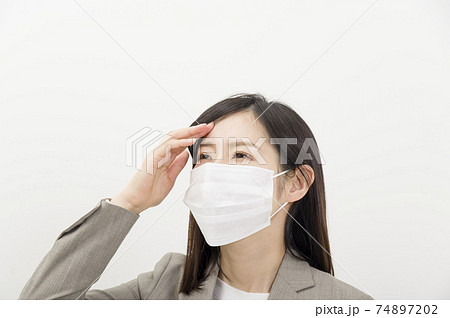体調不良でマスクを着けた女性 体調不良でマスクを着けた女性 74897202