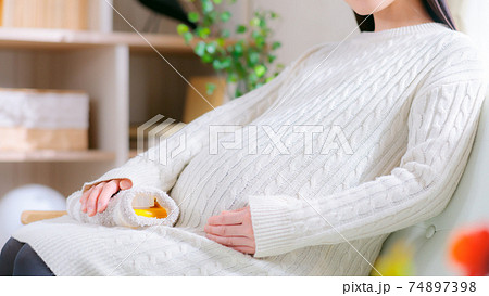 妊婦　湯たんぽを膝に乗せる　16:9 74897398