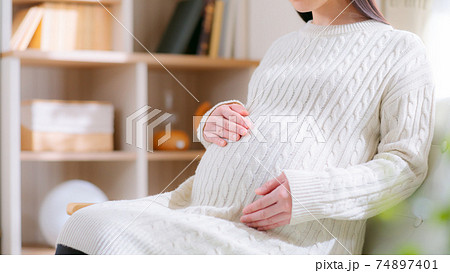 お腹をさする妊婦 16:9 お腹をさする妊婦 16:9 74897401