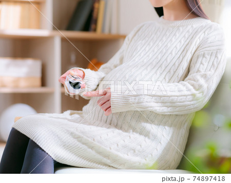 パルスオキシメーターを装着する妊婦　4:3 74897418