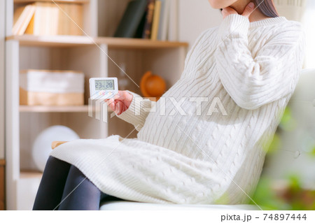 喉を抑える妊婦 乾燥から起こる症状 違和感 咳き込む 温湿度計 喉を抑える妊婦 乾燥から起こる症状 違和感 咳き込む 温湿度計 74897444
