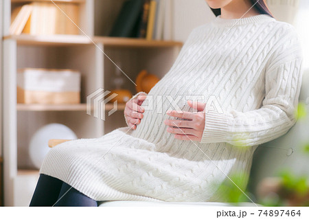 お腹を抱える妊婦 お腹を抱える妊婦 74897464