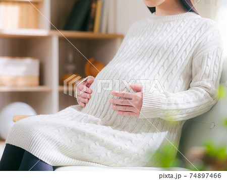 お腹を触る妊婦　4:3 74897466