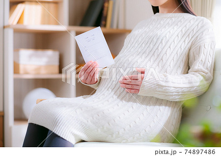 結婚式招待状の返信ハガキ　妊婦　 74897486