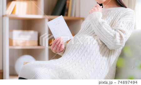 結婚式招待状の返信ハガキ 妊婦 悩む 困る 考える 16:9 結婚式招待状の返信ハガキ 妊婦 悩む 困る 考える 16:9 74897494