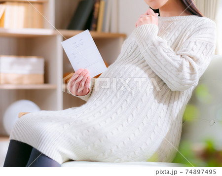 結婚式招待状の返信ハガキ　妊婦　悩む　困る　考える　4:3 74897495
