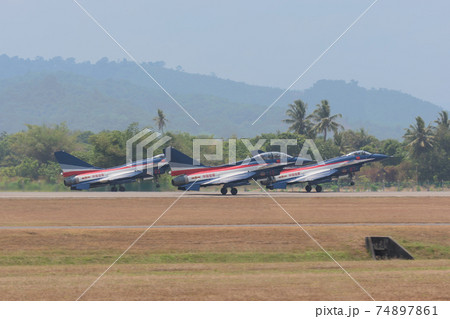 中国空軍J-10八一飛行表演隊編隊離陸 74897861