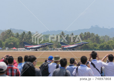 中国空軍J-10八一飛行表演隊編隊離陸と観客 中国空軍J-10八一飛行表演隊編隊離陸と観客 74897868