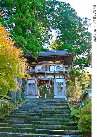 大山寺　石段と山門　鳥取県大山町 74897948