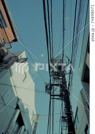 青空と路地の電柱 青空と路地の電柱 74898071