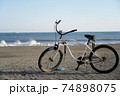砂浜と白い自転車 74898075