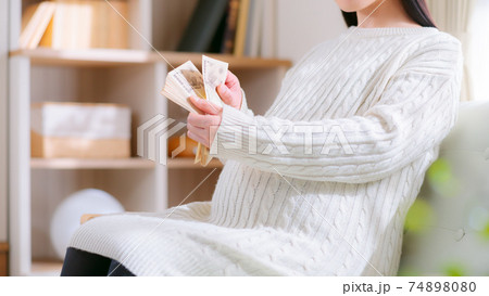 お金を数える妊婦 16:9 お金を数える妊婦 16:9 74898080