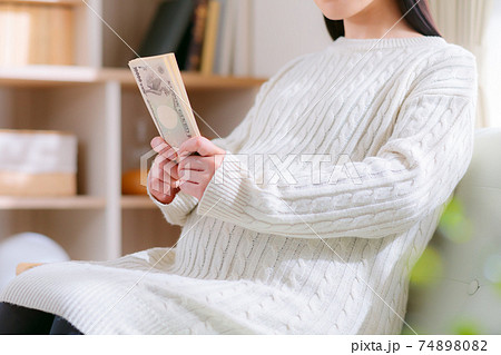お金を準備する妊婦　 74898082