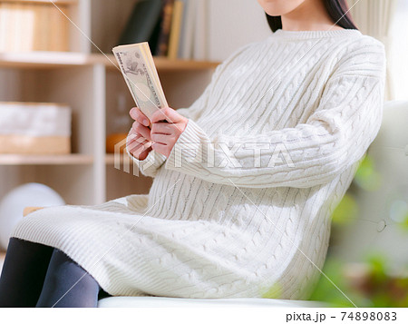 お金を準備する妊婦　4:3 74898083