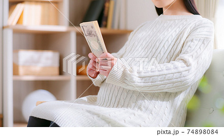 お金を準備する妊婦 16:9 お金を準備する妊婦 16:9 74898084