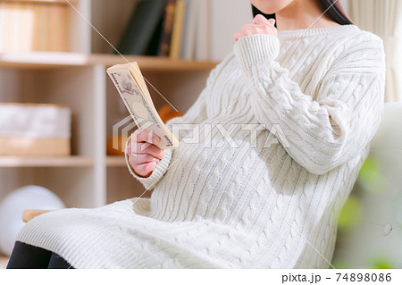 お金を準備する妊婦 疑問 不安 考える お金を準備する妊婦 疑問 不安 考える 74898086