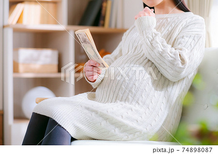 妊婦　お金　疑問　悩む　考える　不安　 74898087