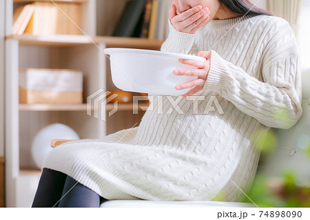 吐き気を催す妊婦　 74898090