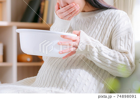 吐き気を催す妊婦 吐き気を催す妊婦 74898091