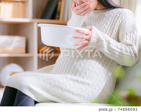 吐き気を催す妊婦 4:3 吐き気を催す妊婦 4:3 74898093