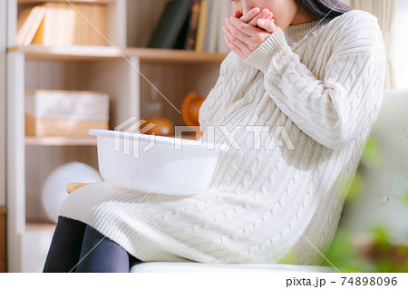 吐き気を催す妊婦 吐き気を催す妊婦 74898096