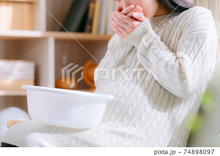 吐き気を催す妊婦 吐き気を催す妊婦 74898097