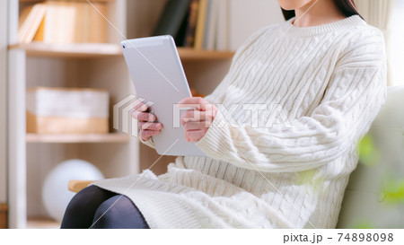 タブレットを持つ妊婦　縦持ち　16:9 74898098