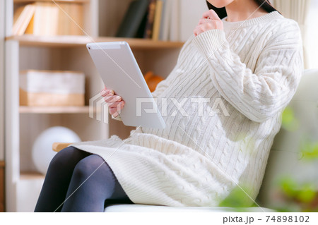 タブレットを持つ妊婦 考える 縦持ち タブレットを持つ妊婦 考える 縦持ち 74898102