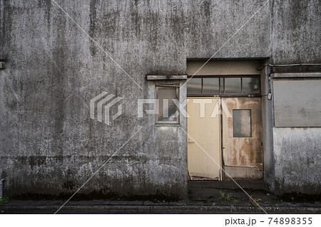 朽ちたドア,ささくれ立った木製のドア,開かずの扉 74898355