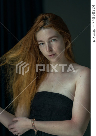 若い白人女性モデル　室内ポートレート　クローズアップ 74898524