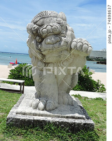 恩納海浜公園ナビービーチのシーサーの写真素材