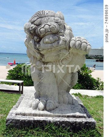 恩納海浜公園ナビービーチのシーサーの写真素材