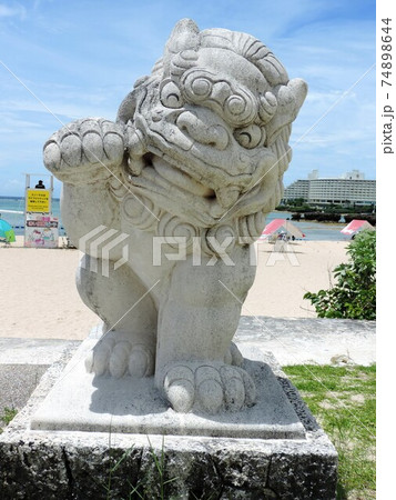 恩納海浜公園ナビービーチのシーサーの写真素材