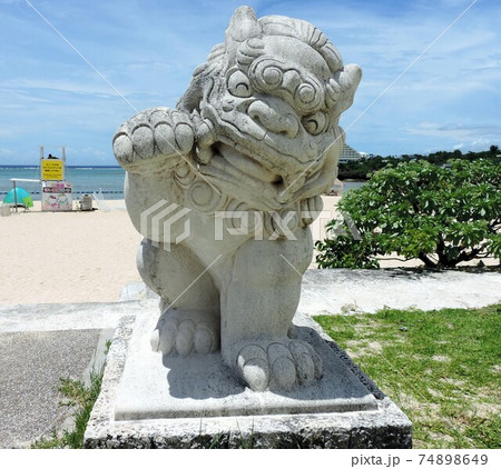 恩納海浜公園ナビービーチのシーサーの写真素材