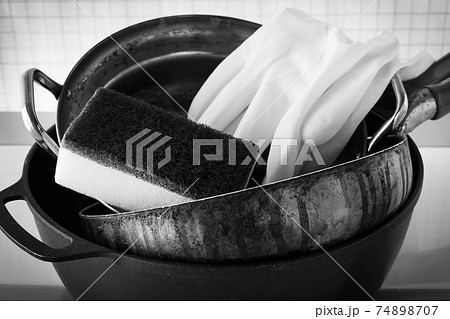 汚れがこびりついたフライパンと鍋 焦げ付き 油汚れ 炊事 家事 汚れがこびりついたフライパンと鍋 焦げ付き 油汚れ 炊事 家事 74898707