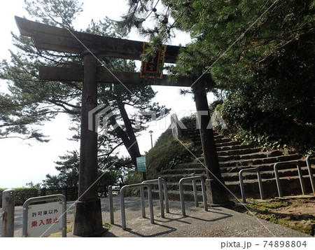 高知県高知市浦戸にあり、太平洋に向かって弓形に砂浜が延びており、月の名所として有名な海岸である桂浜 74898804