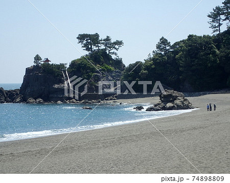 高知県高知市浦戸にあり、太平洋に向かって弓形に砂浜が延びており、月の名所として有名な海岸である桂浜 高知県高知市浦戸にあり、太平洋に向かって弓形に砂浜が延びており、月の名所として有名な海岸である桂浜 74898809
