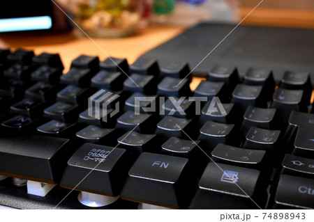 キーボードとデスク キーボードとデスク 74898943