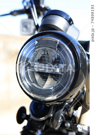 バイクのヘッドライト 74899193