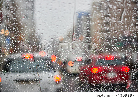 雨の日に車のフロントガラスから見た街の風景の写真素材