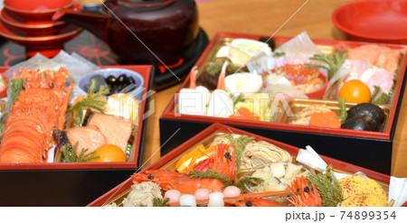 テーブルに乗ったお節料理・和食 テーブルに乗ったお節料理・和食 74899354