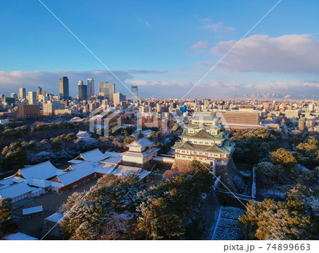 空撮した冬の朝の雪化粧の名古屋城の風景 空撮した冬の朝の雪化粧の名古屋城の風景 74899663