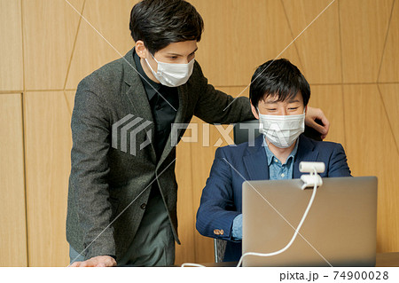 出社してオンライン 74900028